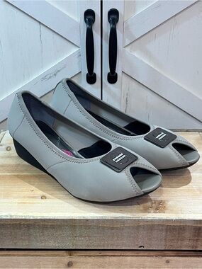 Ros Hommerson Eloise Size US 9.5 WW Women's Peep-Toe Pumps Pewter Stretch